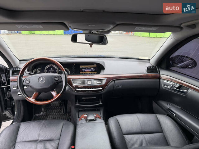 Чорний Мерседес С Клас, об'ємом двигуна 5.46 л та пробігом 245 тис. км за 8500 $, фото 23 на Automoto.ua