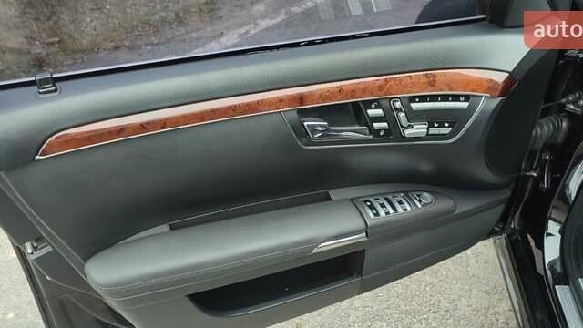 Чорний Мерседес С Клас, об'ємом двигуна 5.5 л та пробігом 198 тис. км за 12000 $, фото 10 на Automoto.ua