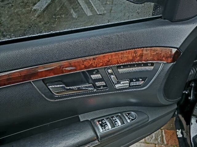 Черный Мерседес С Класс, объемом двигателя 5.5 л и пробегом 330 тыс. км за 10000 $, фото 11 на Automoto.ua