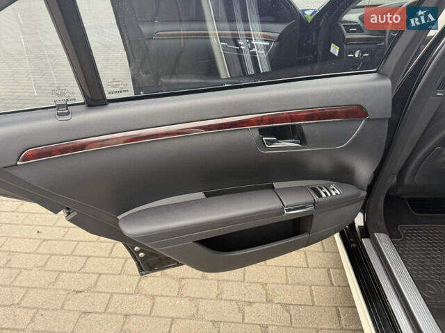 Чорний Мерседес С Клас, об'ємом двигуна 5.46 л та пробігом 245 тис. км за 8500 $, фото 11 на Automoto.ua