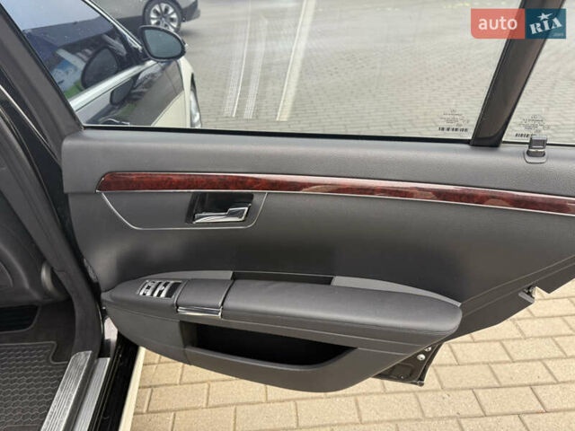 Чорний Мерседес С Клас, об'ємом двигуна 5.46 л та пробігом 245 тис. км за 8500 $, фото 14 на Automoto.ua