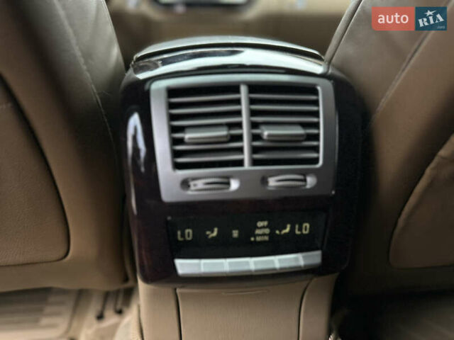Черный Мерседес С Класс, объемом двигателя 5.5 л и пробегом 238 тыс. км за 10000 $, фото 11 на Automoto.ua