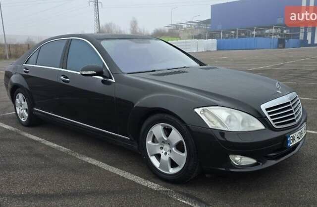 Черный Мерседес С Класс, объемом двигателя 5.46 л и пробегом 225 тыс. км за 12000 $, фото 1 на Automoto.ua