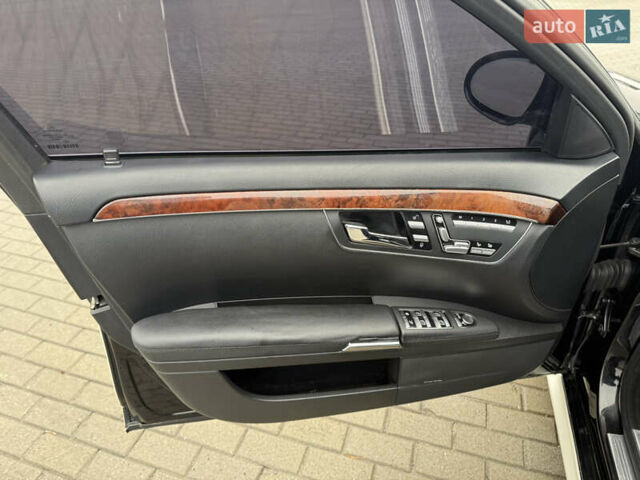 Чорний Мерседес С Клас, об'ємом двигуна 5.46 л та пробігом 245 тис. км за 8500 $, фото 8 на Automoto.ua
