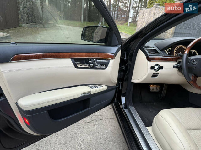 Чорний Мерседес С Клас, об'ємом двигуна 5.5 л та пробігом 243 тис. км за 12999 $, фото 33 на Automoto.ua
