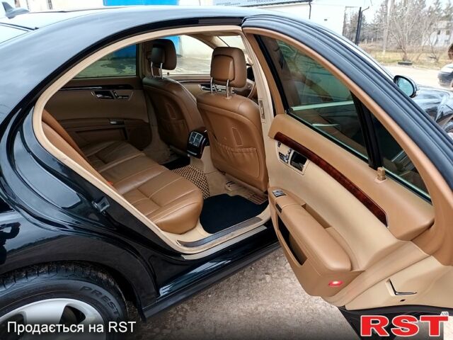 Чорний Мерседес С Клас, об'ємом двигуна 5.4 л та пробігом 208 тис. км за 17500 $, фото 11 на Automoto.ua