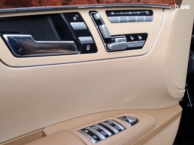 Черный Мерседес С Класс, объемом двигателя 5.5 л и пробегом 261 тыс. км за 10490 $, фото 13 на Automoto.ua