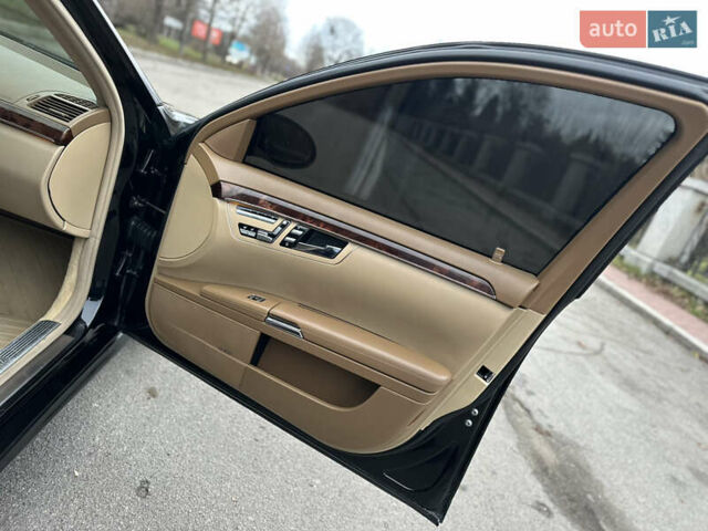 Черный Мерседес С Класс, объемом двигателя 5.5 л и пробегом 238 тыс. км за 10000 $, фото 19 на Automoto.ua