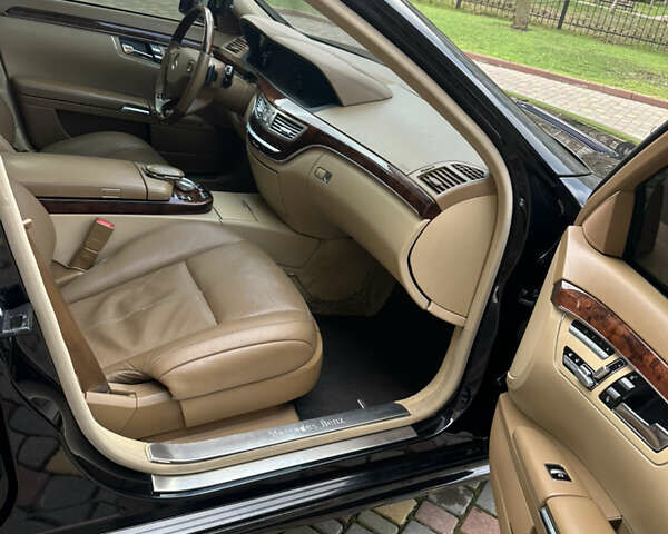 Черный Мерседес С Класс, объемом двигателя 5.5 л и пробегом 260 тыс. км за 13000 $, фото 19 на Automoto.ua