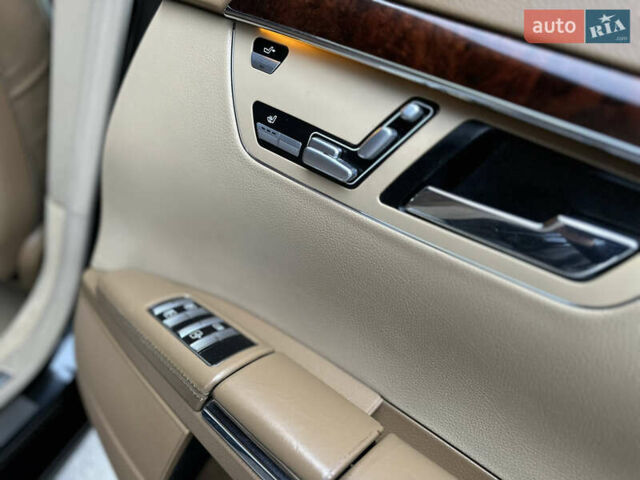 Черный Мерседес С Класс, объемом двигателя 5.5 л и пробегом 238 тыс. км за 10000 $, фото 15 на Automoto.ua