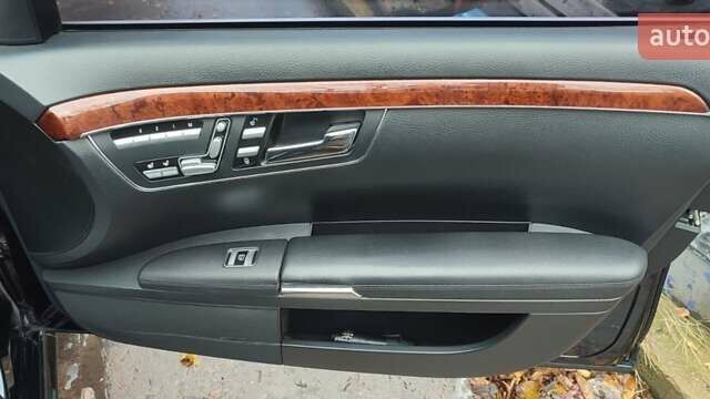 Чорний Мерседес С Клас, об'ємом двигуна 5.5 л та пробігом 198 тис. км за 12000 $, фото 22 на Automoto.ua