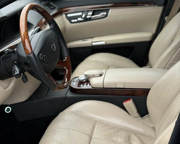 Черный Мерседес С Класс, объемом двигателя 5.5 л и пробегом 237 тыс. км за 9999 $, фото 7 на Automoto.ua