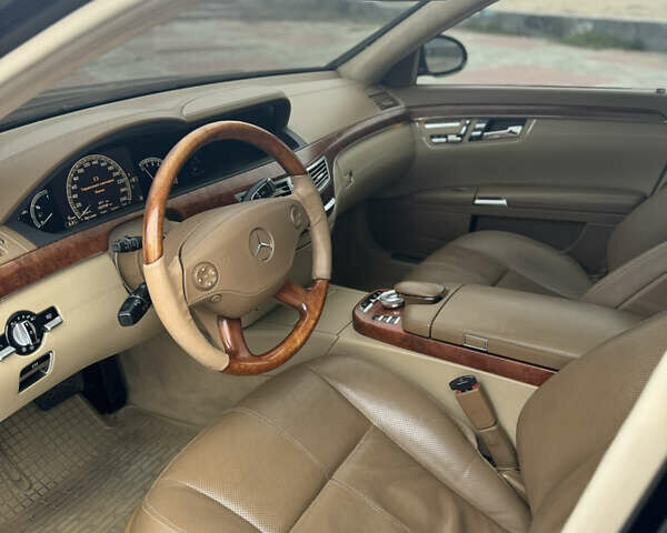 Чорний Мерседес С Клас, об'ємом двигуна 5.5 л та пробігом 182 тис. км за 17999 $, фото 1 на Automoto.ua