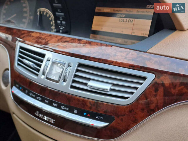 Черный Мерседес С Класс, объемом двигателя 5.5 л и пробегом 261 тыс. км за 10490 $, фото 16 на Automoto.ua