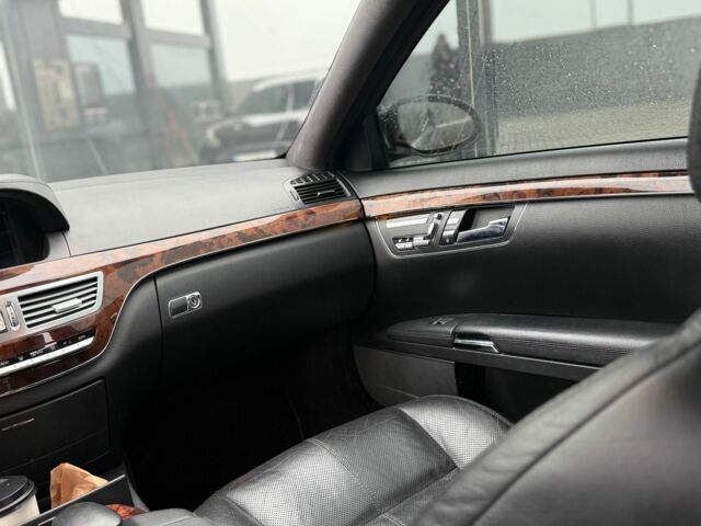 Черный Мерседес С Класс, объемом двигателя 3 л и пробегом 226 тыс. км за 10000 $, фото 3 на Automoto.ua