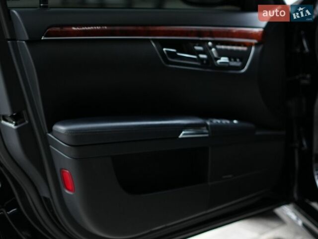 Черный Мерседес С Класс, объемом двигателя 5.5 л и пробегом 250 тыс. км за 11500 $, фото 16 на Automoto.ua