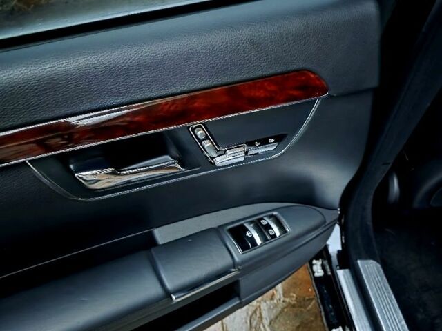 Черный Мерседес С Класс, объемом двигателя 5.5 л и пробегом 330 тыс. км за 10000 $, фото 9 на Automoto.ua