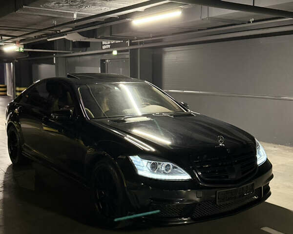 Черный Мерседес С Класс, объемом двигателя 5.5 л и пробегом 290 тыс. км за 12999 $, фото 2 на Automoto.ua
