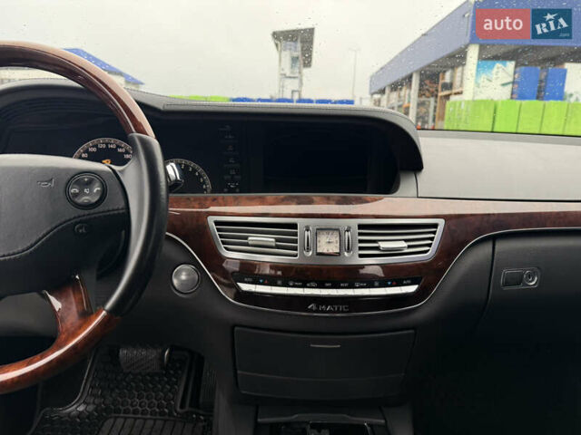 Чорний Мерседес С Клас, об'ємом двигуна 5.46 л та пробігом 245 тис. км за 8500 $, фото 18 на Automoto.ua