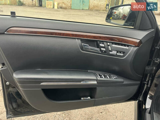 Чорний Мерседес С Клас, об'ємом двигуна 5.46 л та пробігом 252 тис. км за 17500 $, фото 6 на Automoto.ua