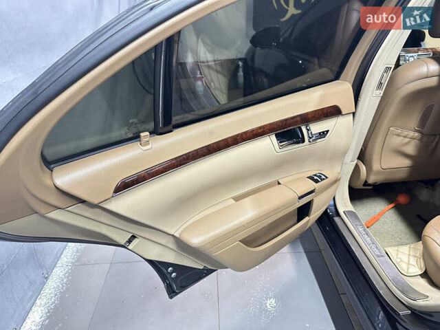 Черный Мерседес С Класс, объемом двигателя 5.5 л и пробегом 255 тыс. км за 12500 $, фото 24 на Automoto.ua