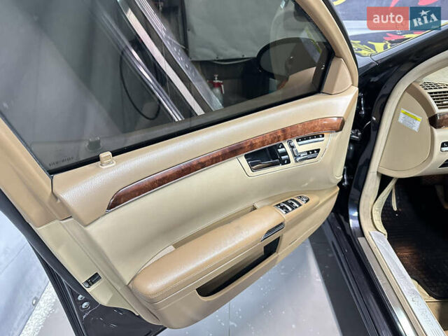 Черный Мерседес С Класс, объемом двигателя 5.5 л и пробегом 255 тыс. км за 12500 $, фото 22 на Automoto.ua