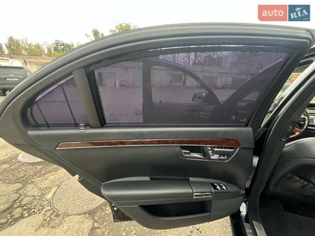 Чорний Мерседес С Клас, об'ємом двигуна 5.46 л та пробігом 252 тис. км за 18000 $, фото 11 на Automoto.ua