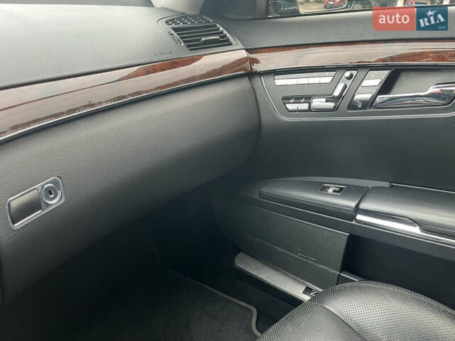 Чорний Мерседес С Клас, об'ємом двигуна 5.46 л та пробігом 252 тис. км за 18000 $, фото 16 на Automoto.ua