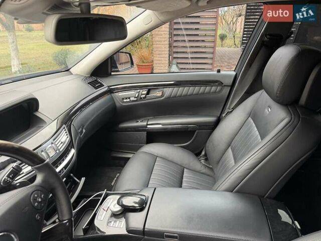 Чорний Мерседес С Клас, об'ємом двигуна 5.51 л та пробігом 190 тис. км за 22000 $, фото 23 на Automoto.ua