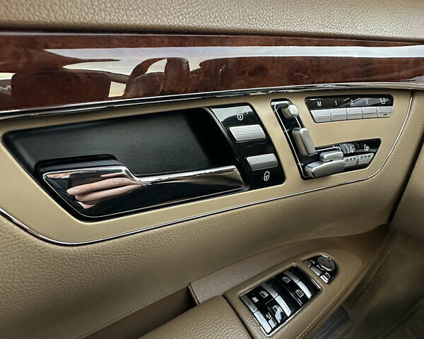 Черный Мерседес С Класс, объемом двигателя 5.5 л и пробегом 170 тыс. км за 17000 $, фото 45 на Automoto.ua