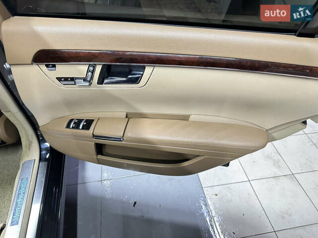 Черный Мерседес С Класс, объемом двигателя 5.5 л и пробегом 255 тыс. км за 12500 $, фото 28 на Automoto.ua