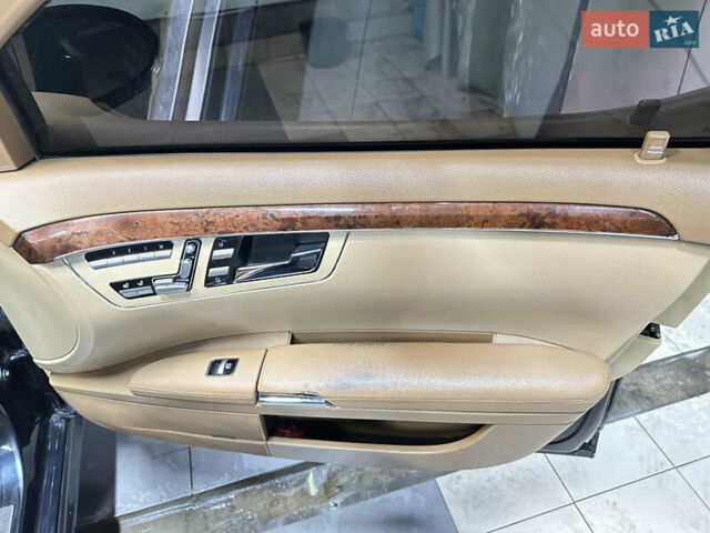 Черный Мерседес С Класс, объемом двигателя 5.5 л и пробегом 255 тыс. км за 12500 $, фото 30 на Automoto.ua