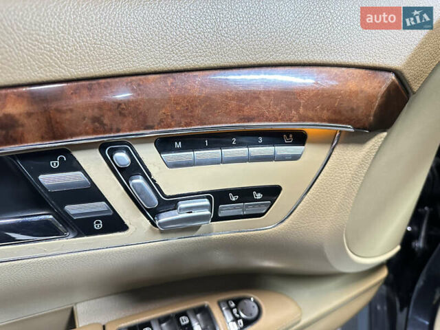 Черный Мерседес С Класс, объемом двигателя 5.5 л и пробегом 255 тыс. км за 12500 $, фото 23 на Automoto.ua