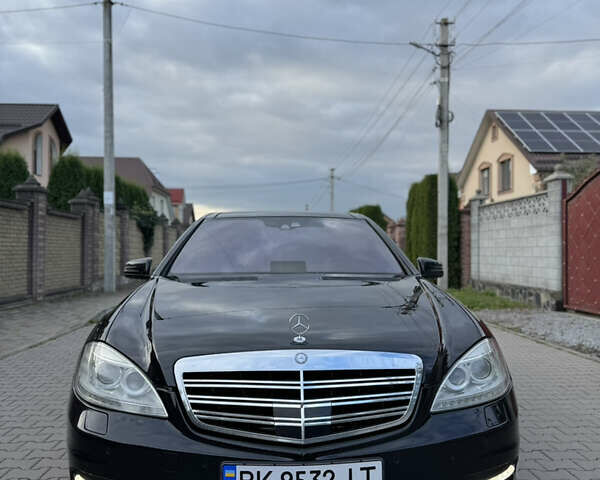 Черный Мерседес С Класс, объемом двигателя 5.46 л и пробегом 228 тыс. км за 14950 $, фото 1 на Automoto.ua