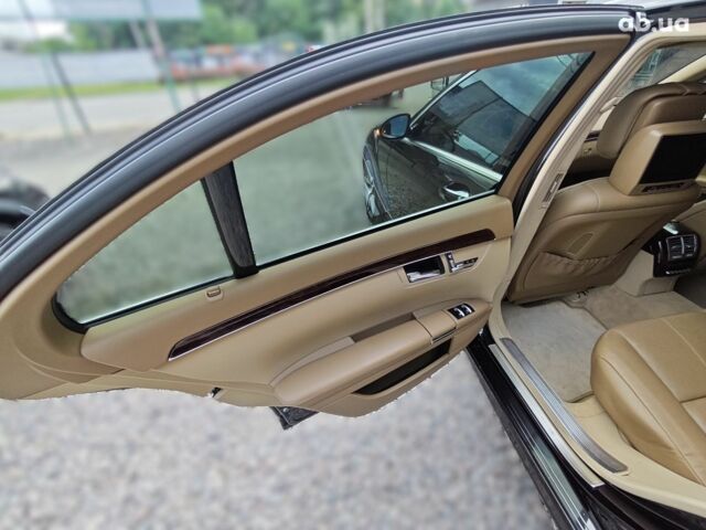 Черный Мерседес С Класс, объемом двигателя 5.5 л и пробегом 176 тыс. км за 15000 $, фото 12 на Automoto.ua