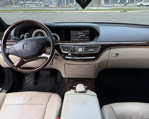 Чорний Мерседес С Клас, об'ємом двигуна 5.5 л та пробігом 213 тис. км за 17000 $, фото 13 на Automoto.ua