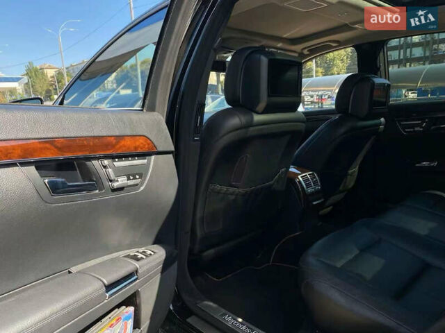 Черный Мерседес С Класс, объемом двигателя 5.5 л и пробегом 234 тыс. км за 15900 $, фото 19 на Automoto.ua