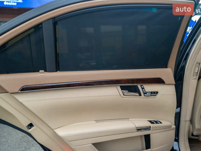 Чорний Мерседес С Клас, об'ємом двигуна 5.46 л та пробігом 288 тис. км за 18500 $, фото 30 на Automoto.ua