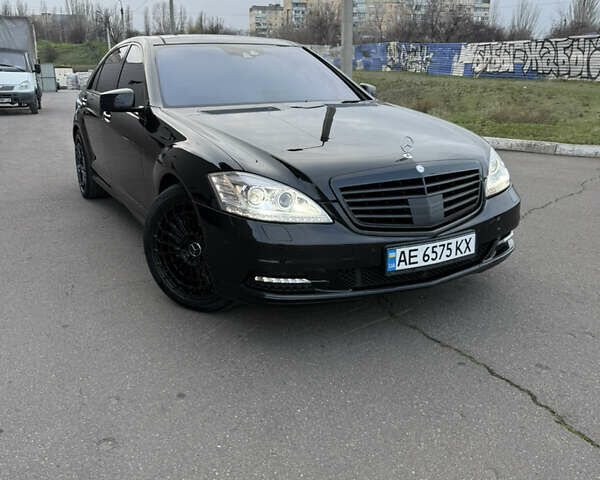 Чорний Мерседес С Клас, об'ємом двигуна 5.5 л та пробігом 213 тис. км за 17000 $, фото 1 на Automoto.ua