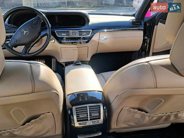 Черный Мерседес С Класс, объемом двигателя 5.5 л и пробегом 156 тыс. км за 22000 $, фото 18 на Automoto.ua