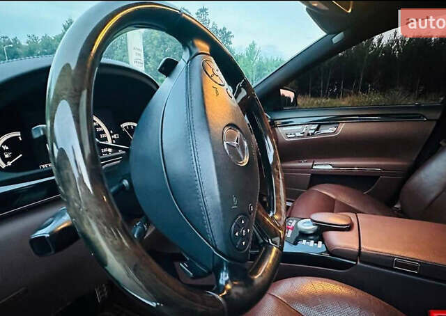 Черный Мерседес С Класс, объемом двигателя 5.5 л и пробегом 299 тыс. км за 11999 $, фото 17 на Automoto.ua