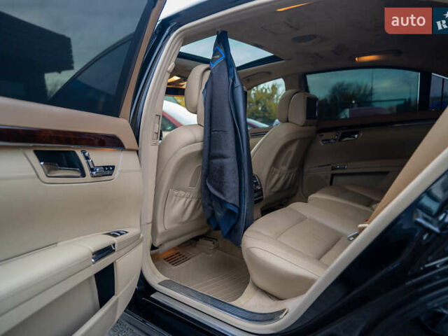 Чорний Мерседес С Клас, об'ємом двигуна 5.46 л та пробігом 288 тис. км за 18500 $, фото 28 на Automoto.ua