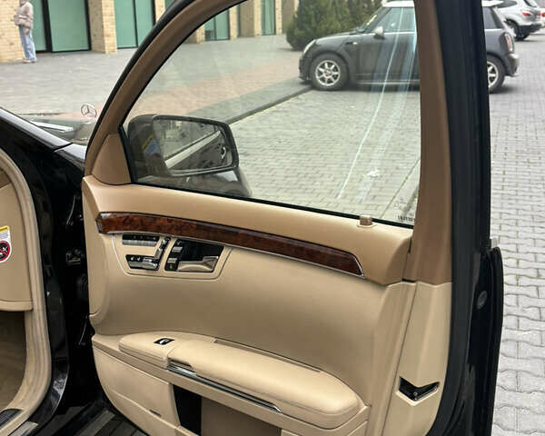 Черный Мерседес С Класс, объемом двигателя 5.5 л и пробегом 150 тыс. км за 17999 $, фото 20 на Automoto.ua