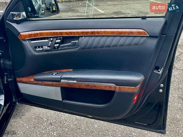 Чорний Мерседес С Клас, об'ємом двигуна 5.51 л та пробігом 98 тис. км за 25500 $, фото 23 на Automoto.ua