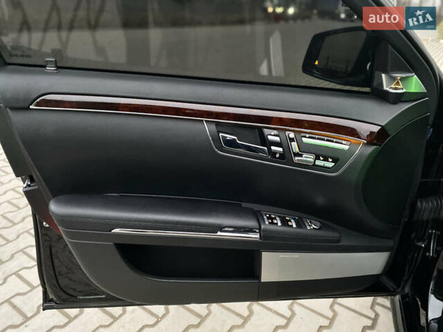 Черный Мерседес С Класс, объемом двигателя 5.5 л и пробегом 229 тыс. км за 16666 $, фото 16 на Automoto.ua