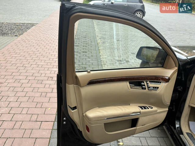 Черный Мерседес С Класс, объемом двигателя 5.5 л и пробегом 150 тыс. км за 17999 $, фото 26 на Automoto.ua