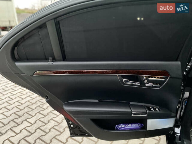 Черный Мерседес С Класс, объемом двигателя 5.5 л и пробегом 229 тыс. км за 16666 $, фото 18 на Automoto.ua