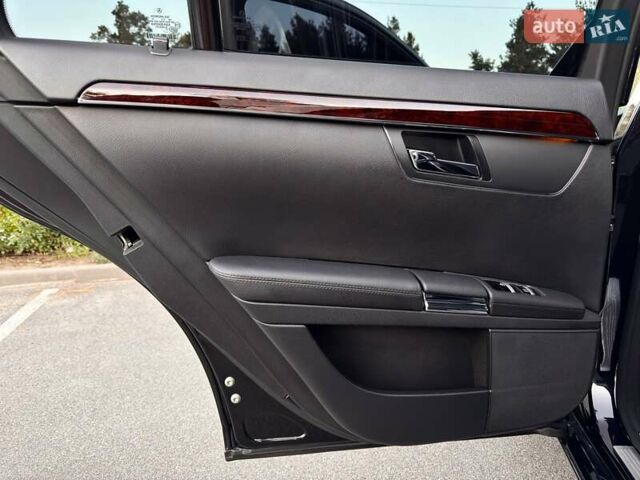Чорний Мерседес С Клас, об'ємом двигуна 3 л та пробігом 211 тис. км за 23400 $, фото 56 на Automoto.ua