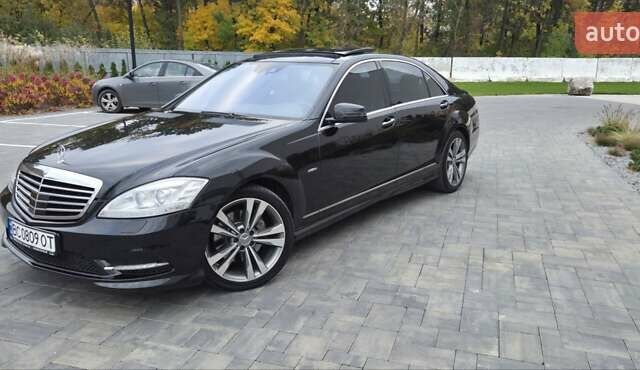 Чорний Мерседес С Клас, об'ємом двигуна 3 л та пробігом 315 тис. км за 18900 $, фото 2 на Automoto.ua