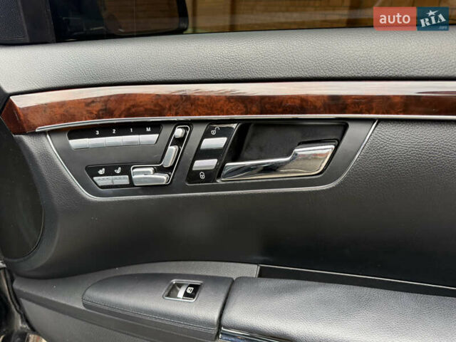 Черный Мерседес С Класс, объемом двигателя 4.66 л и пробегом 180 тыс. км за 15250 $, фото 10 на Automoto.ua